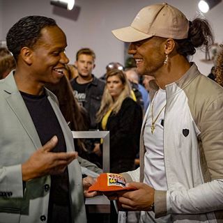 TROTS OP MIJN VRIENDEN!
Vorig jaar mocht ik jou en je vriendin trouwen. Vanavond was ik de eerste klant in jouw nieuwe winkel. Ik ken je als gedreven, passievolle goedzak die van kleins af aan al ondernemend was. Van voetballen op het pleintje in de buurt tot aan (heel kort) samenwonen in het centrum van ons Zaandam. Je zag er altijd al beter uit dan ik met je merkkleding, gepoetste schoenen en pot gele gel in je haren. Maar ik vergeet nooit hoe je altijd voor me hebt klaargestaan. Geen wedstrijd Boxing stars heb je gemist, altijd supportive ;). Nu is het tijd om jou te steunen. De eerste aankoop(jawel mensen ik heb een heuse Dsquared pet en Versace shirt gekocht) in je nieuwe winkel heb ik zojuist mogen doen. Op naar een gezonde onderneming met een mooie toekomst! Het is je gegund @steph2930 !!!!! Vanaf morgen haal je dus al je nieuwe merkkleding in Alkmaar e.o. bij de nieuwe High-End fashion store @street_and_luxury !!! Succes met je nieuwe onderneming Steph!
Liefde!!!❤️🙏🏽 #trotse #vriend #littleboysgrowup #andbecomeentrepreneurs #succes #streetandluxury #alkmaar #liefdeisomtedelen #gelegel #jawel TROTS OP MIJN VRIENDEN!
Vorig jaar mocht ik jou en je vriendin trouwen. Vanavond was ik de eerste klant in jouw nieuwe winkel. Ik ken je als gedreven, passievolle goedzak die van kleins af aan al ondernemend was. Van voetballen op het pleintje in de buurt tot aan (heel kort) samenwonen in het centrum van ons Zaandam. Je zag er altijd al beter uit dan ik met je merkkleding, gepoetste schoenen en pot gele gel in je haren. Maar ik vergeet nooit hoe je altijd voor me hebt klaargestaan. Geen wedstrijd Boxing stars heb je gemist, altijd supportive ;). Nu is het tijd om jou te steunen. De eerste aankoop(jawel mensen ik heb een heuse Dsquared pet en Versace shirt gekocht) in je nieuwe winkel heb ik zojuist mogen doen. Op naar een gezonde onderneming met een mooie toekomst! Het is je gegund @steph2930 !!!!! Vanaf morgen haal je dus al je nieuwe merkkleding in Alkmaar e.o. bij de nieuwe High-End fashion store @street_and_luxury !!! Succes met je nieuwe onderneming Steph!
Liefde!!!❤️🙏🏽 #trotse #vriend #littleboysgrowup #andbecomeentrepreneurs #succes #streetandluxury #alkmaar #liefdeisomtedelen #gelegel #jawel