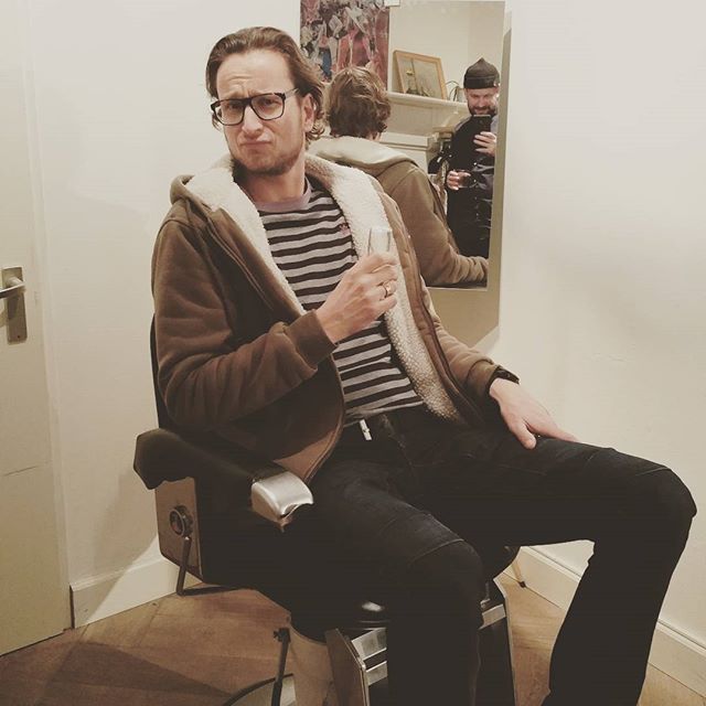 Je onder handen laten nemen met drie (!) verschillende soorten whiskey. Terwijl een dj muziek draait en je mode voor je wordt uitgezocht. Het kan in de #raybrandstore . Barber is #nohandsbarber. Tot 23:00 uur. Tot zo! Je onder handen laten nemen met drie (!) verschillende soorten whiskey. Terwijl een dj muziek draait en je mode voor je wordt uitgezocht. Het kan in de #raybrandstore . Barber is #nohandsbarber. Tot 23:00 uur. Tot zo!