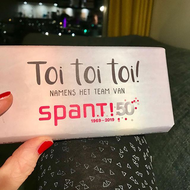 Het was een topavond in Spant! En ik kreeg ook nog bloemen en chocola ❤️ #ikziedebuialhangen #psychiatrischcabaret Het was een topavond in Spant! En ik kreeg ook nog bloemen en chocola ❤️ #ikziedebuialhangen #psychiatrischcabaret