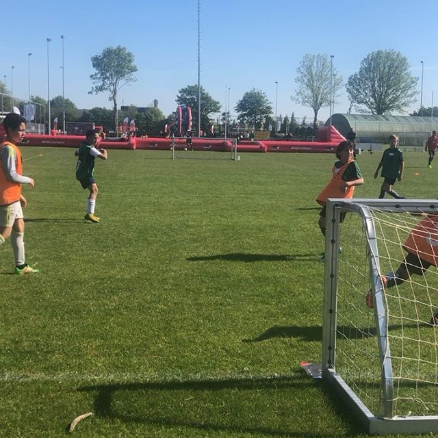 Oudste zoon speelt vandaag op de selectiedag van AZ. Geen idee wat t brengt maar hij heeft in elk geval bijna z’n moeder omver geschoten 😂. Oudste zoon speelt vandaag op de selectiedag van AZ. Geen idee wat t brengt maar hij heeft in elk geval bijna z’n moeder omver geschoten 😂.