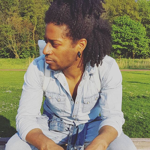 "Strike a post" 
#summerscoming #summerwalker #SUNday #sunnydays #happyeaster #switchpost #keepchill