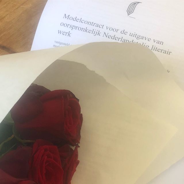 Ik tekende een nieuw boekcontract, kreeg rode rozen en @uitgeverijpluim en ik spraken de wens uit dat we nog heel veel mooie dingen met elkaar gaan maken. Het was een fijne dag 😊. #nieuweroman #writersofinstagram Ik tekende een nieuw boekcontract, kreeg rode rozen en @uitgeverijpluim en ik spraken de wens uit dat we nog heel veel mooie dingen met elkaar gaan maken. Het was een fijne dag 😊. #nieuweroman #writersofinstagram