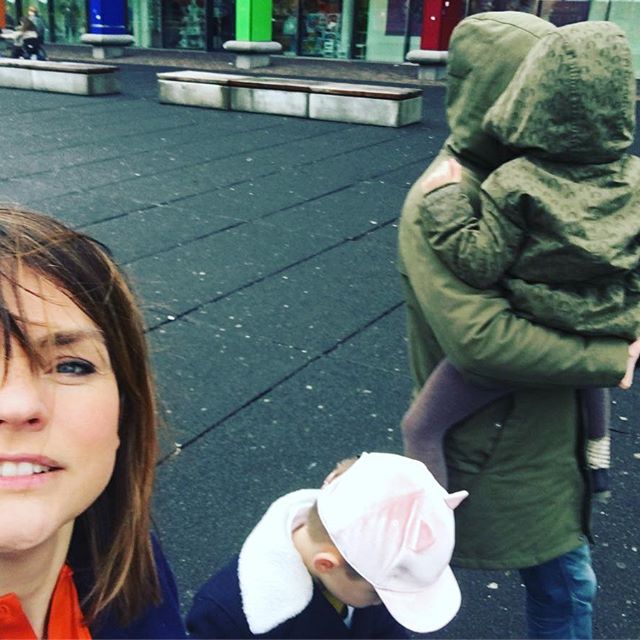 Naar de première van #corgi Mijn gezin bereidt zich voor op de rode loper, #incognito Naar de première van #corgi Mijn gezin bereidt zich voor op de rode loper, #incognito