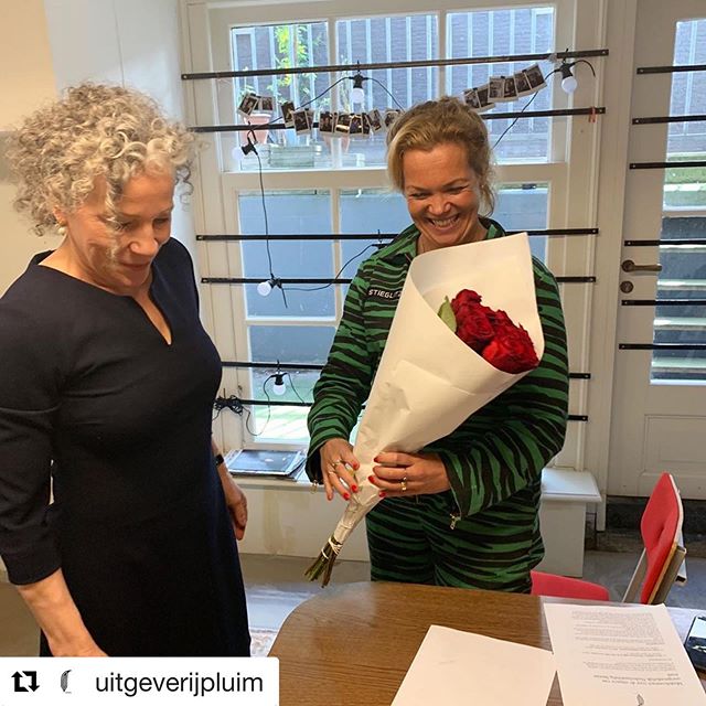 #Repost @uitgeverijpluim with @get_repost
・・・
Wij zijn blij en trots, want @roosschlikker tekende vorige week voor haar nieuwe roman! 🌹🥳 #Repost @uitgeverijpluim with @get_repost
・・・
Wij zijn blij en trots, want @roosschlikker tekende vorige week voor haar nieuwe roman! 🌹🥳