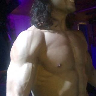 Vandaag nemen we de eerste “stripscenes” op en daar hoort natuurlijk een goeie pomp bij!
Wat is het toch weer een tof proces om je lichaam zo te zien veranderen in 3 maanden tijd. Het is niet altijd even makkelijk, ik eet nu al een maand geen koolhydraten en zit al 2 maanden op een 1800kcal dieet maar ik ben blij met het eindresultaat.
Wat is jullie ervaring met dieeten icm met training?
Ik wil mijn oudste broer @uplifting1 en @3sixty5personaltraining bedanken voor alle hulp bij de trainingen. 3x p/week trainen bij mijn broer en 1 a 2x p/week bij 3sixty5. Helemaal top guys!! #onzejongensinmiami #dieet #training #fitness #shoot #onzejongens #shooting #film #movie #stripper #imnostripper Vandaag nemen we de eerste “stripscenes” op en daar hoort natuurlijk een goeie pomp bij!
Wat is het toch weer een tof proces om je lichaam zo te zien veranderen in 3 maanden tijd. Het is niet altijd even makkelijk, ik eet nu al een maand geen koolhydraten en zit al 2 maanden op een 1800kcal dieet maar ik ben blij met het eindresultaat.
Wat is jullie ervaring met dieeten icm met training?
Ik wil mijn oudste broer @uplifting1 en @3sixty5personaltraining bedanken voor alle hulp bij de trainingen. 3x p/week trainen bij mijn broer en 1 a 2x p/week bij 3sixty5. Helemaal top guys!! #onzejongensinmiami #dieet #training #fitness #shoot #onzejongens #shooting #film #movie #stripper #imnostripper